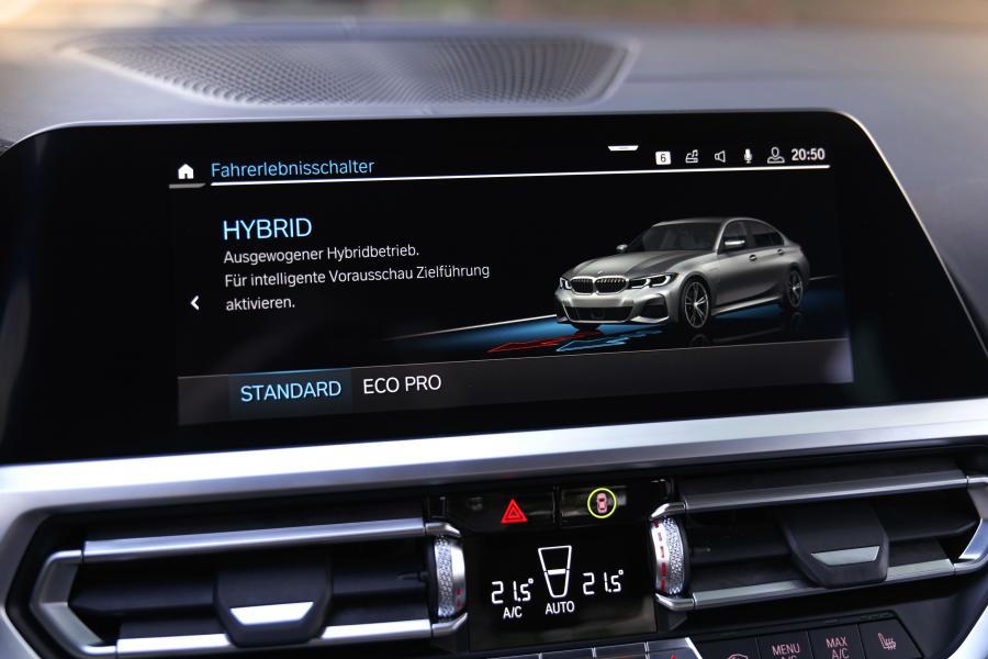 Детали интерьера BMW 330e M Sport (G20) 2019 года  (WW) (фото 32 из 40)